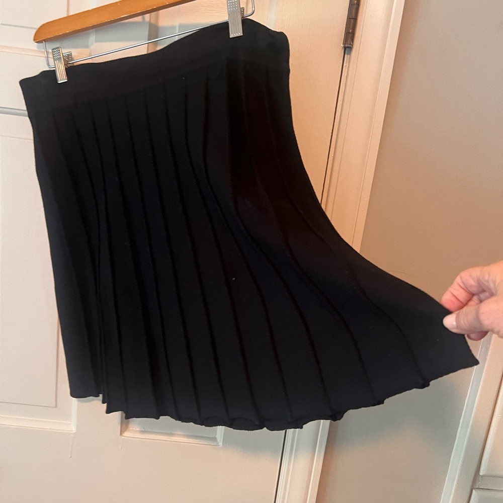 Flirty knit, pull on skirt from Kenar. Size Medium